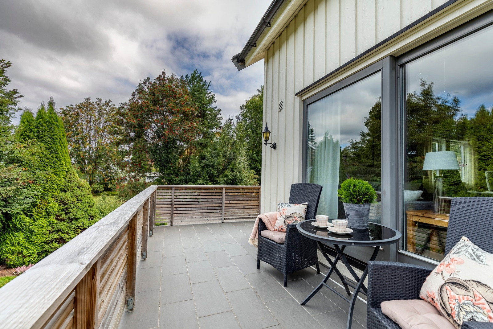 Gjennom store skyvedører fra stue er det utgang til en flott terrasse på 16 kvm. Galleribilde