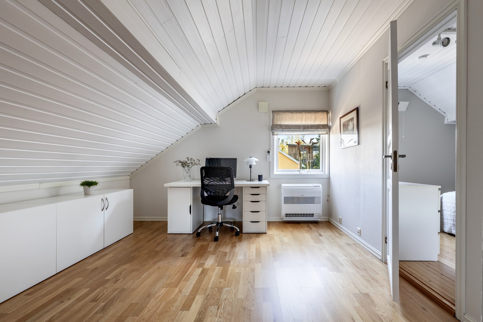 I boligens andre etasje finner du en koselig loftstue som innbyr til både avslapning og hyggelige stunder. Galleribilde