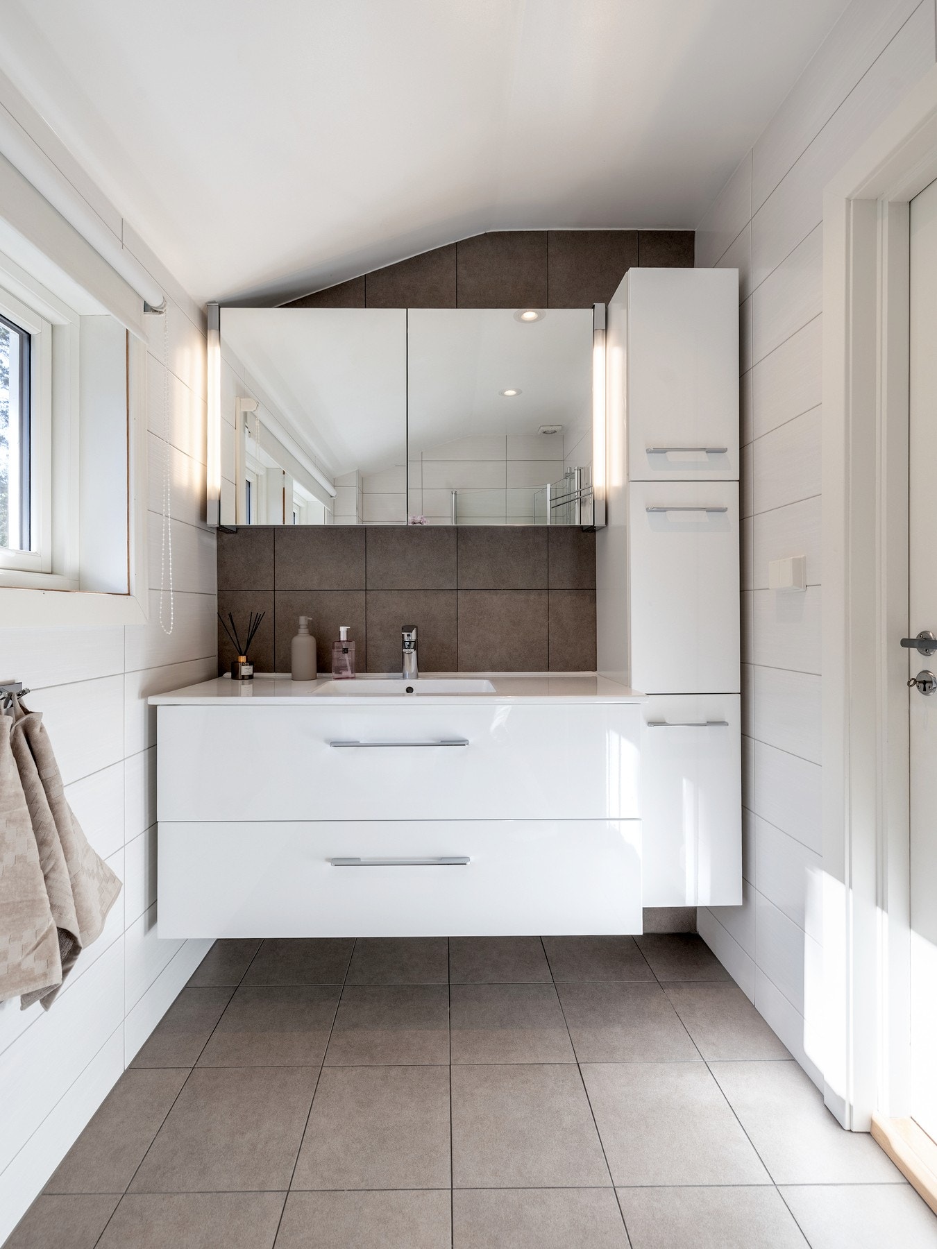 Badet ligger i boligens andre etasje og er utstyrt med flislagte vegger- og gulv, elektriske varmekabler og downlights. Galleribilde