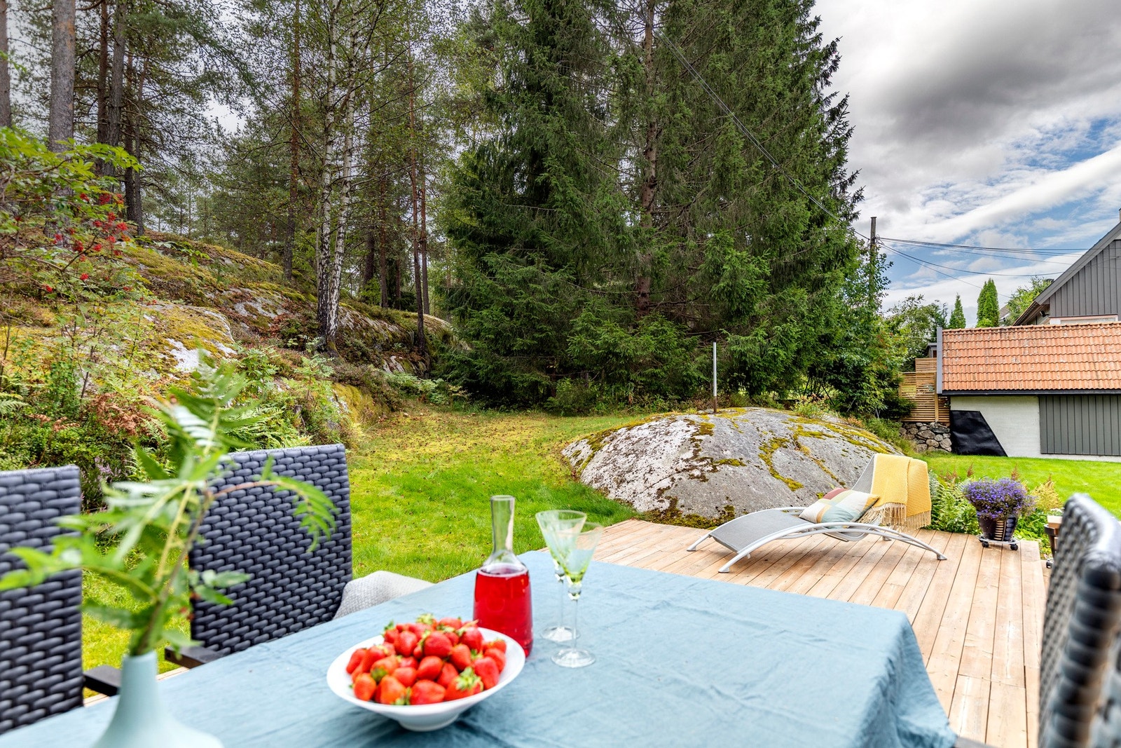 Bak garasjen mot skogen finner du en romslig terrasseplatting på ca. 35 kvm. Galleribilde