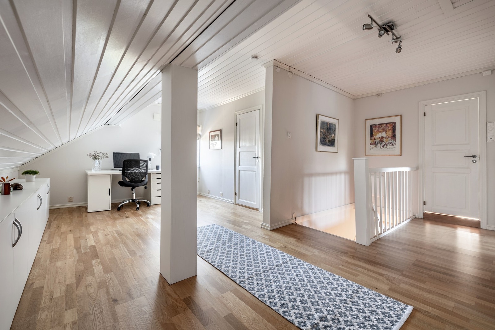 Loftstuen egner seg utmerket som et ekstra oppholdsrom, enten til underholdning, rolige filmkvelder eller som en egen sone for barna. Galleribilde