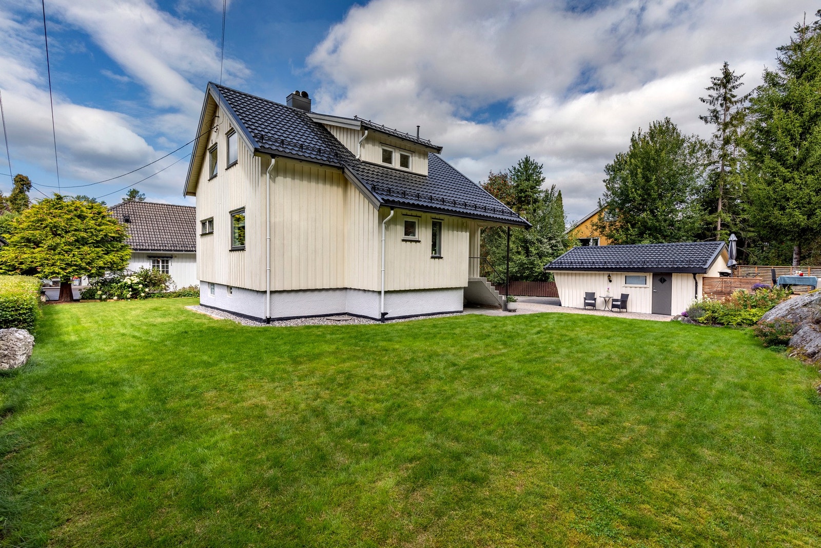 Uteområdet er variert og byr på flere soner for både lek, rekreasjon og hyggelige stunder for hele familien. Galleribilde