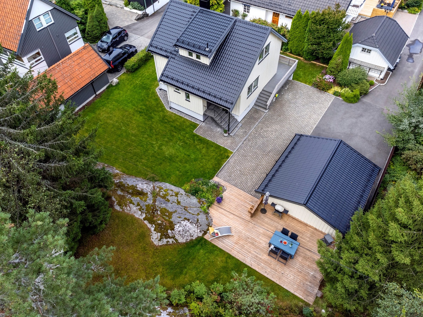 Boligen ligger i et meget barnevennlig boligområde på Hellerasten. Her bor du med flotte turområder rett utenfor døren, nær skoler, barnehager, butikker og offentlig kommunikasjon. Galleribilde
