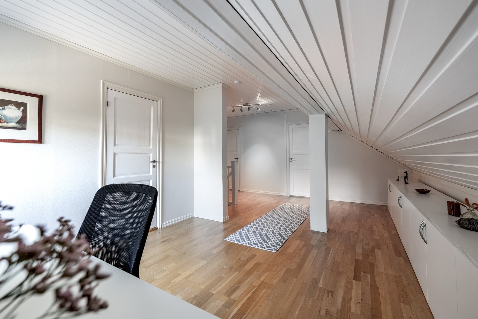 Loftstuen egner seg utmerket som et ekstra oppholdsrom, enten til underholdning, rolige filmkvelder eller som en egen sone for barna. Galleribilde