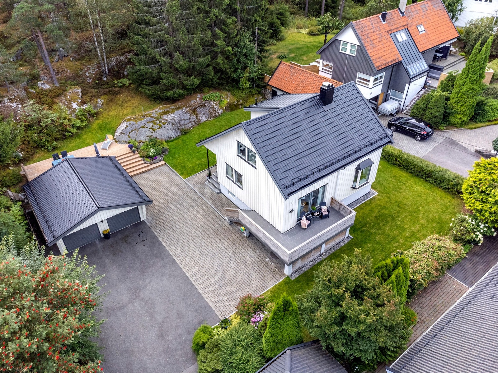 Godt vedlikeholdt og løpende oppgradert enebolig over tre plan. Gårdsplass og dobbelgarasje. Galleribilde