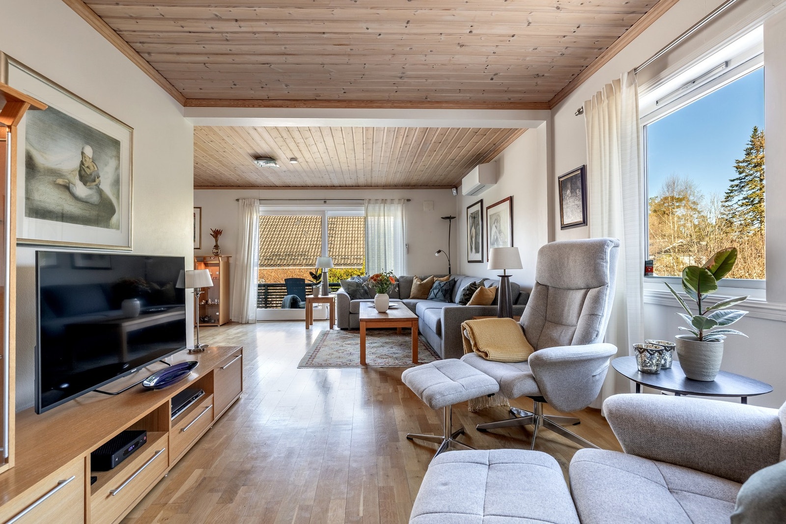 Stuen er et lyst og trivelig oppholdsrom med god plass til sofagruppe og TV-løsning. Galleribilde