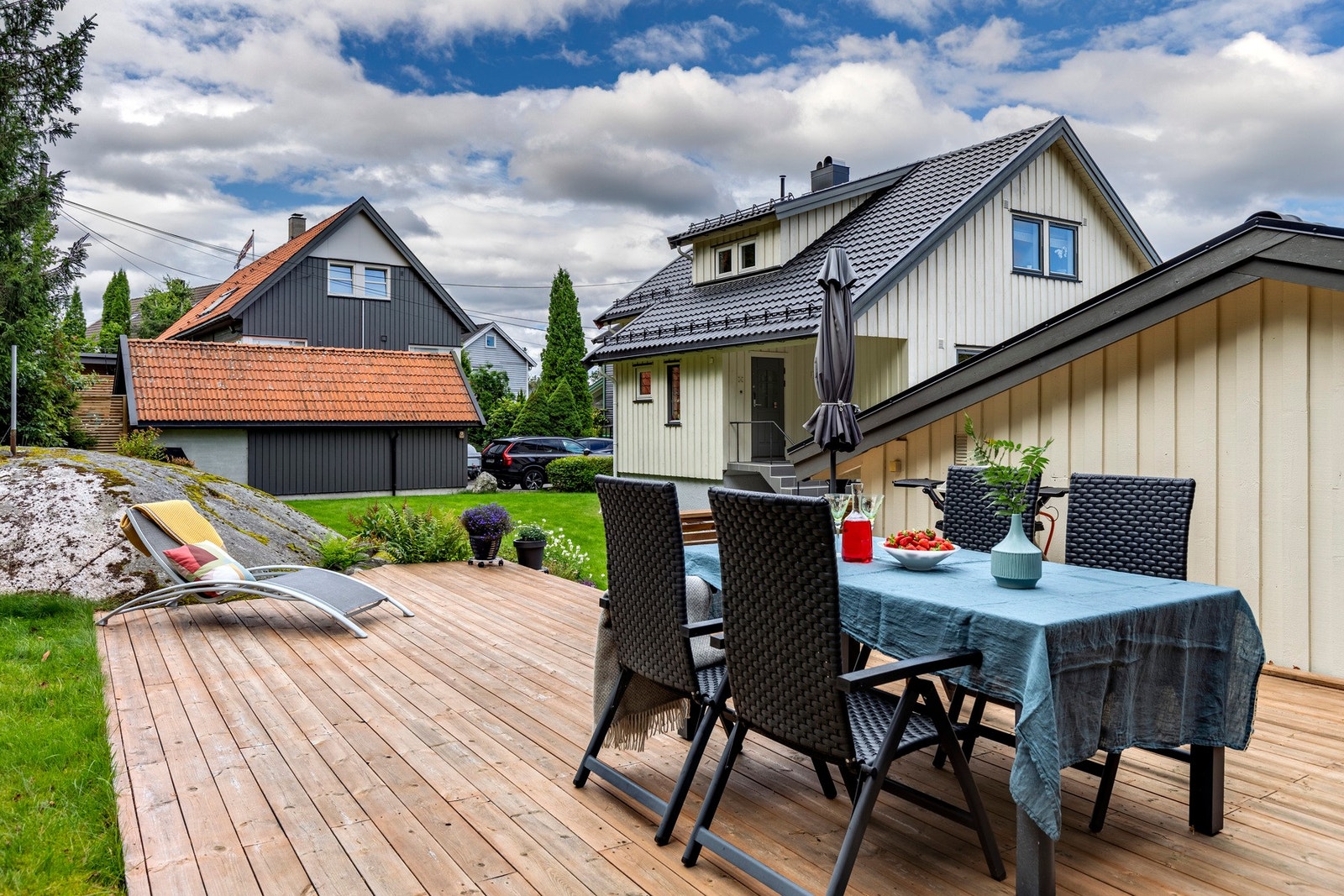Terrassen har rikelig med plass til utemøbler, enten du ønsker en spiseplass for hele familien, loungegruppe m.m. Galleribilde