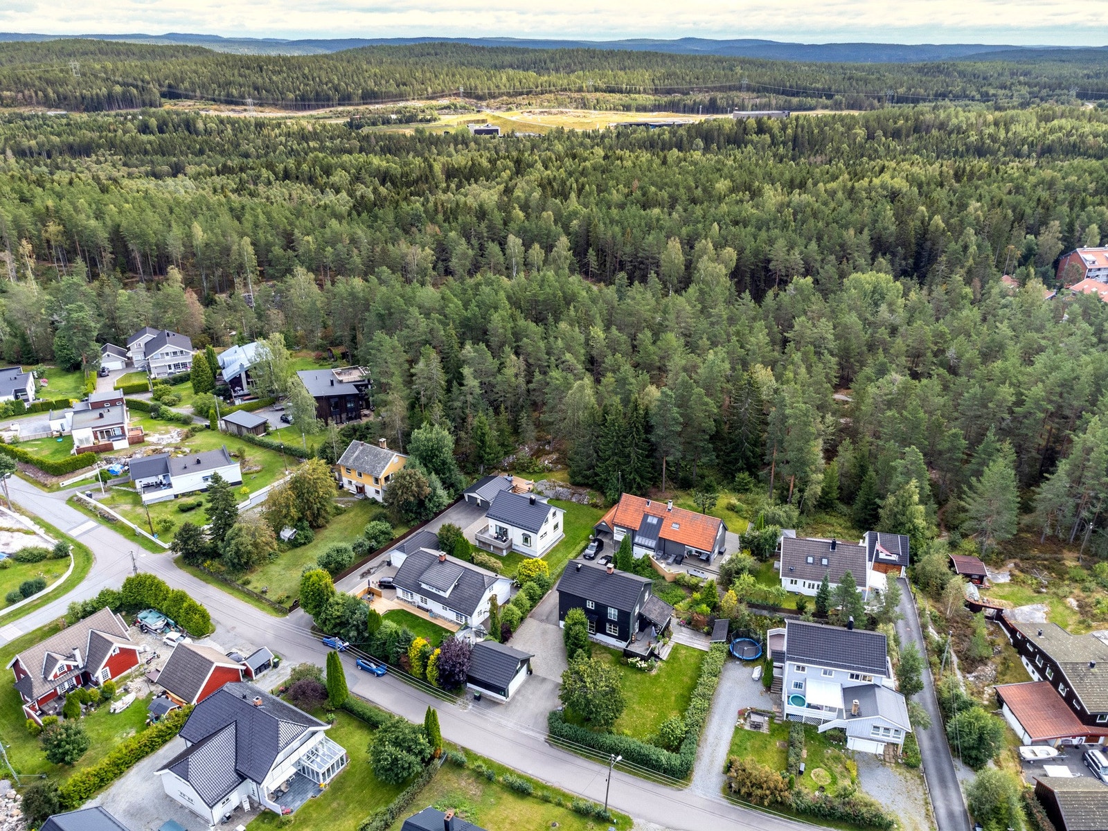 Boligen ligger usjenert og tilbaketrukket. Området består av småhusbebyggelse. Galleribilde