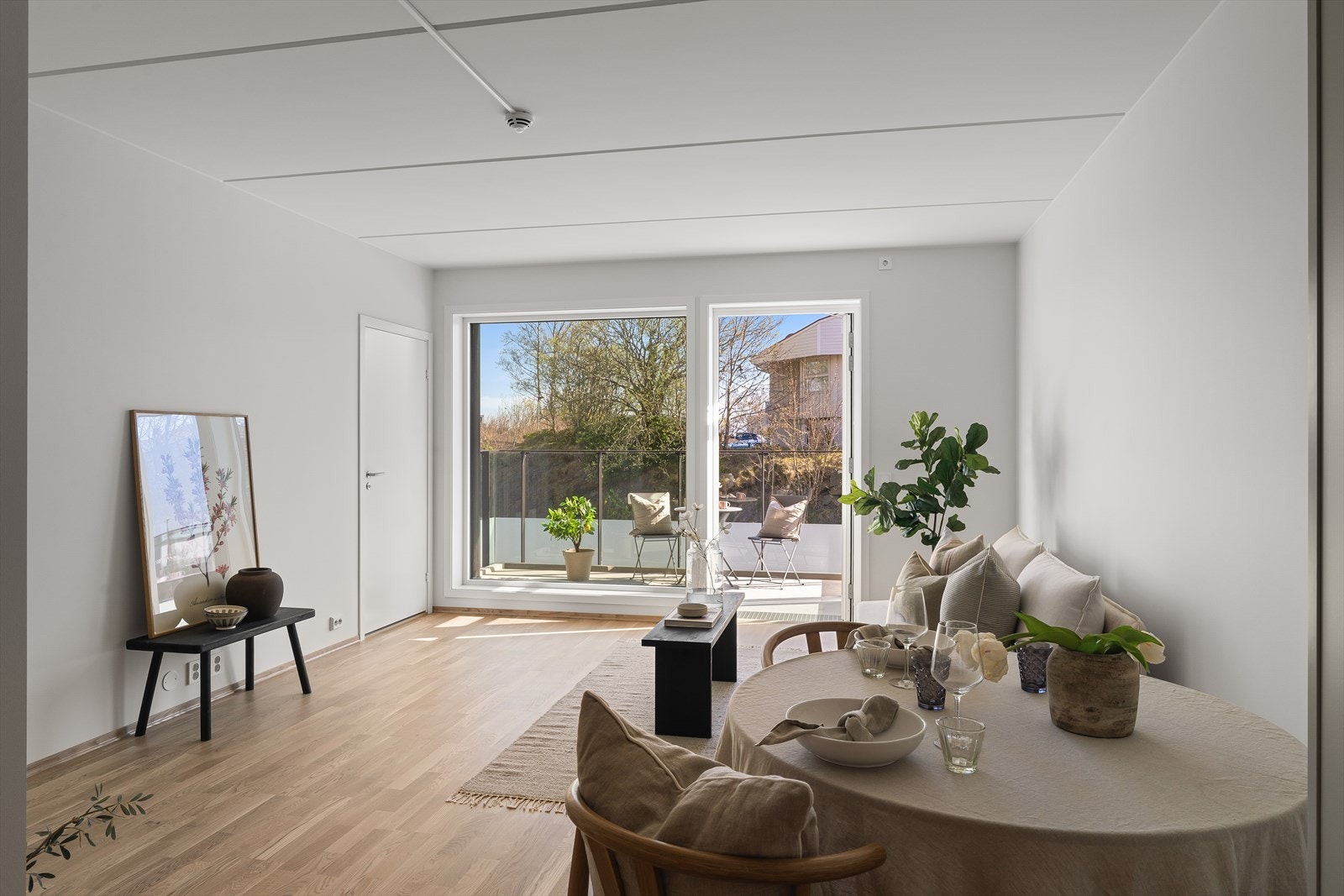 Stuen har god plass til både sofagruppe og spisebord. Galleribilde