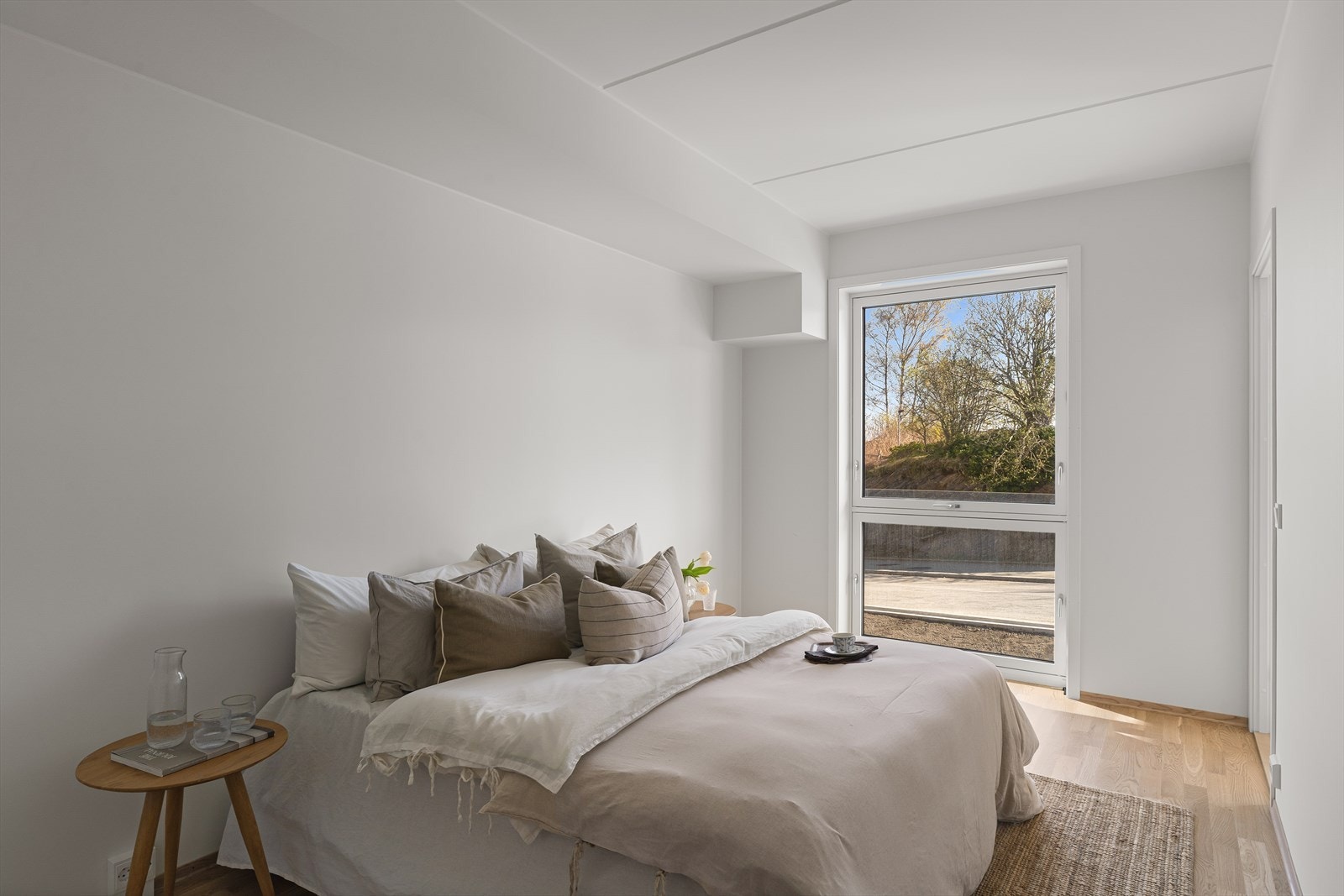 Soverommet har plass til dobbeltseng og er holdt i lyse, nøytrale farger. Galleribilde