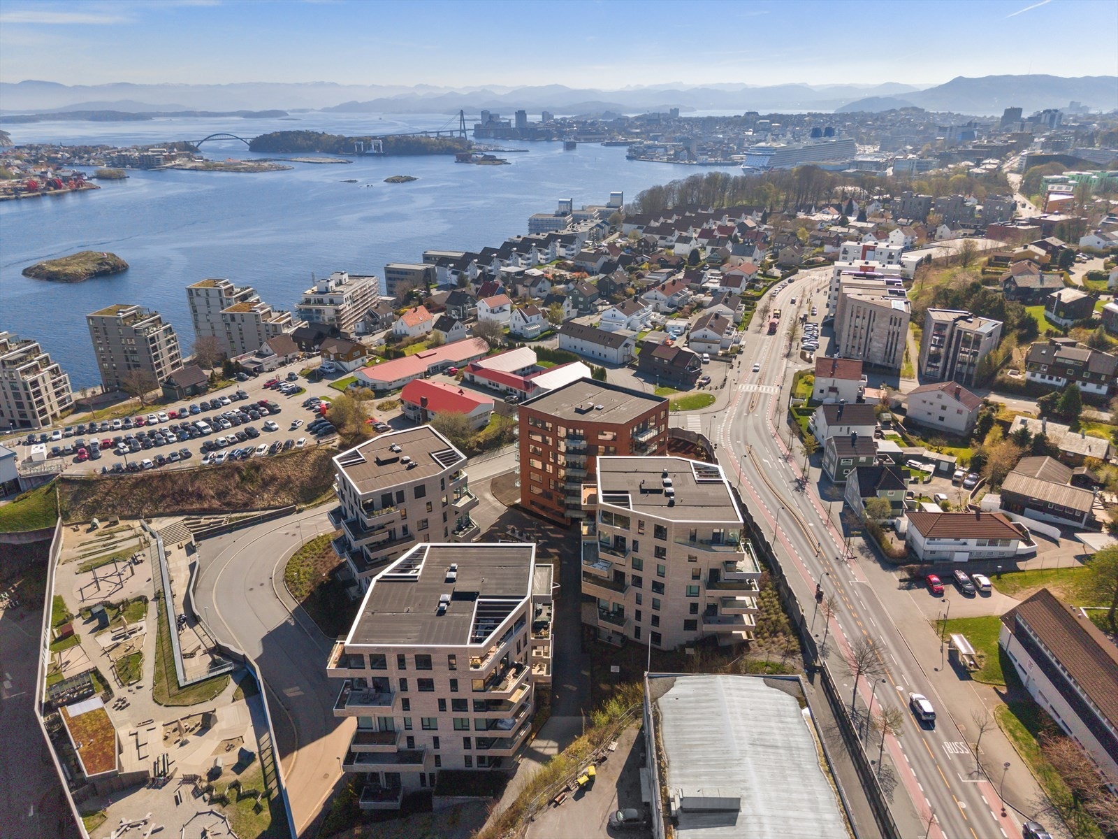 Med dagligvarebutikk, treningssenter og gode bussforbindelser i umiddelbar nærhet, er hverdagslogistikken enkel. Galleribilde