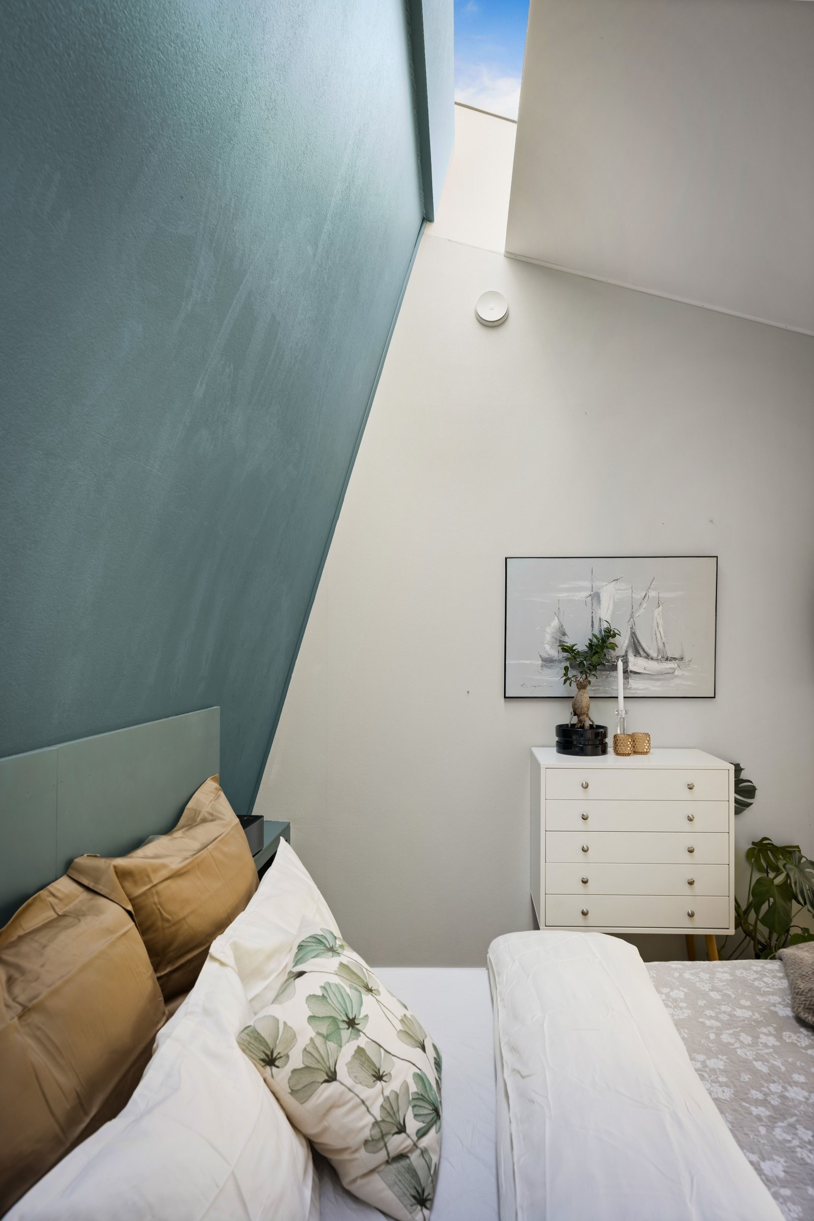 Soverom 1 med takvindu så man kan se på stjernene fra sengen. Galleribilde