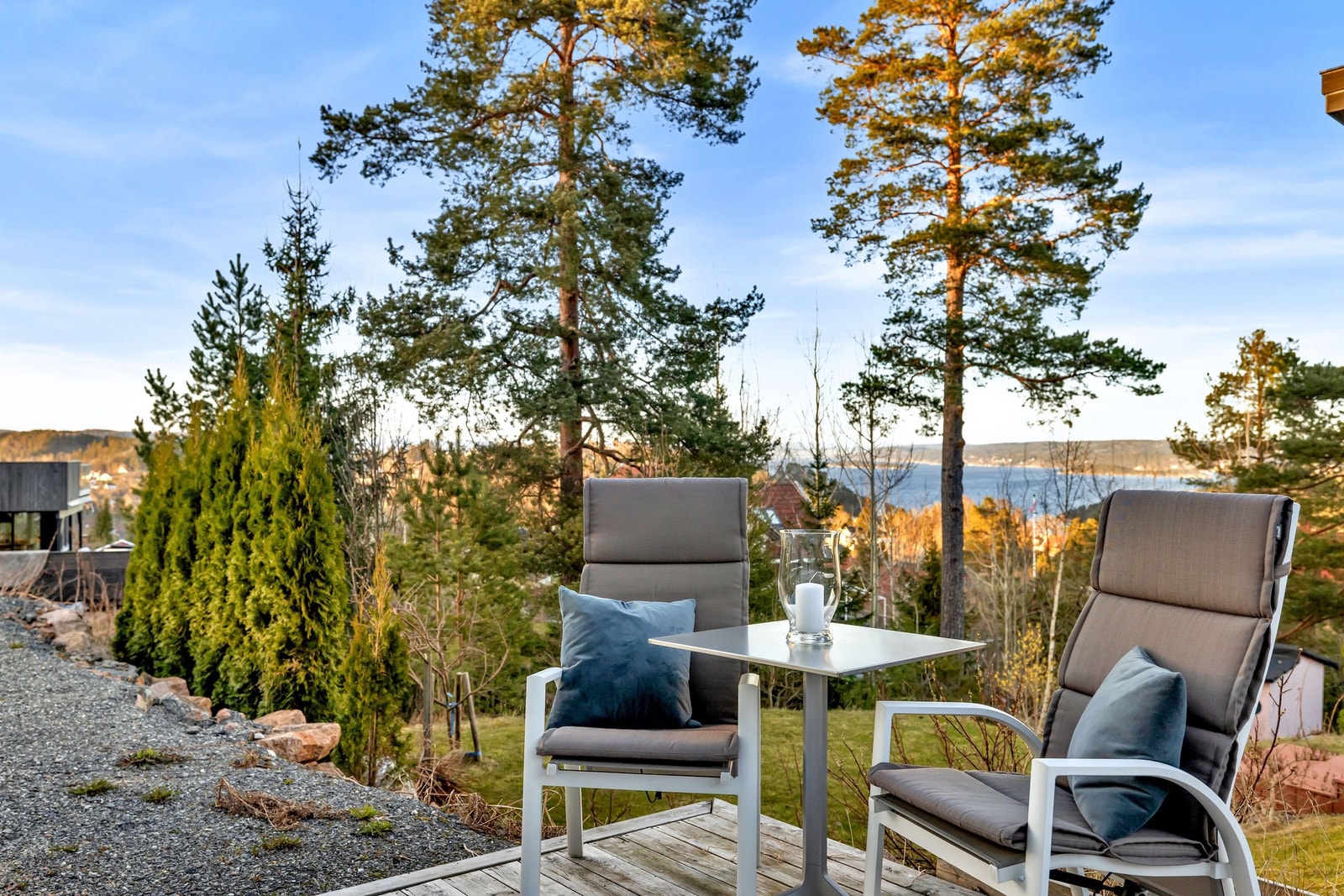 Terrasse utenfor ungdomsdelen Galleribilde