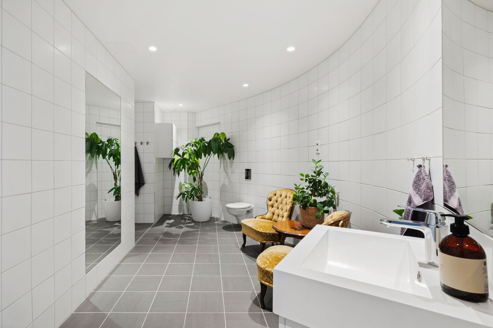 Badet har et stort speil integrert i veggen Galleribilde