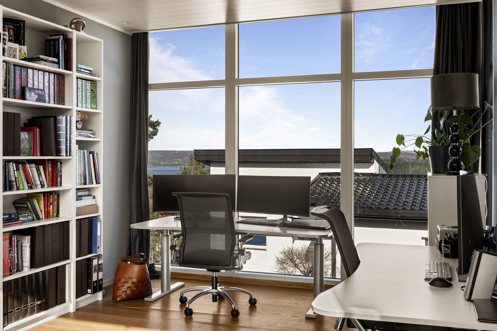 Kontor med mye lys og fin utsikt Galleribilde