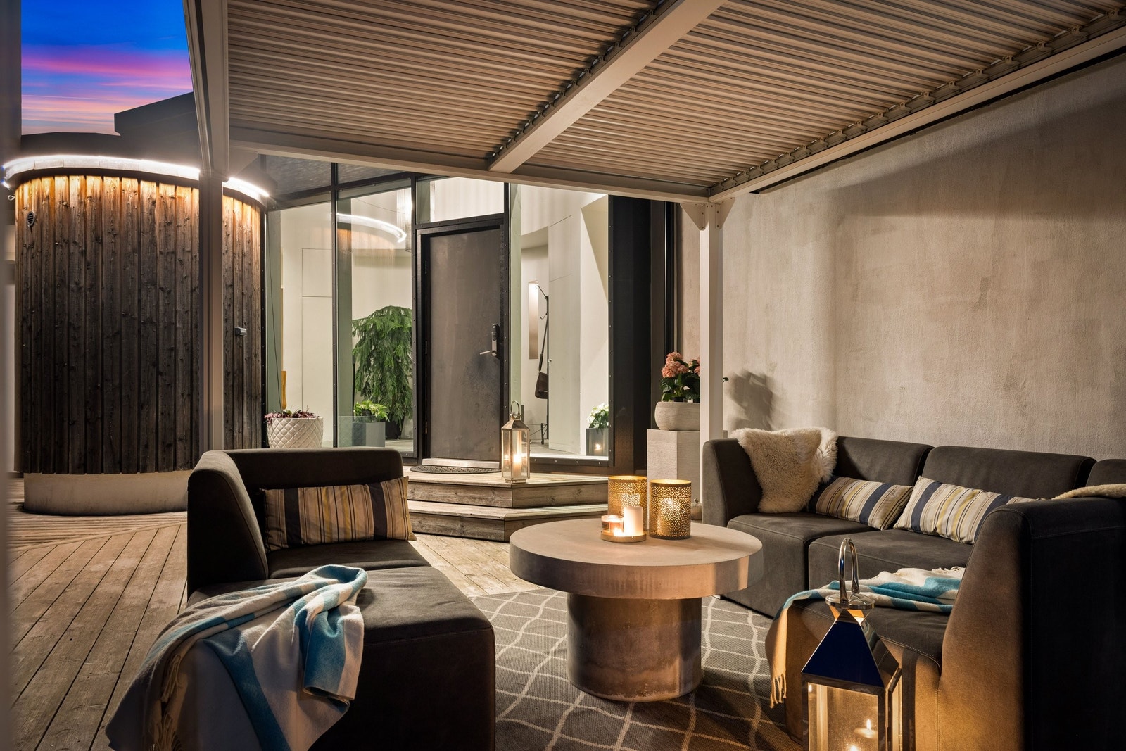 Kveldsstemning fra en av uteplassene. Her er det pergola med en sidevegg Galleribilde