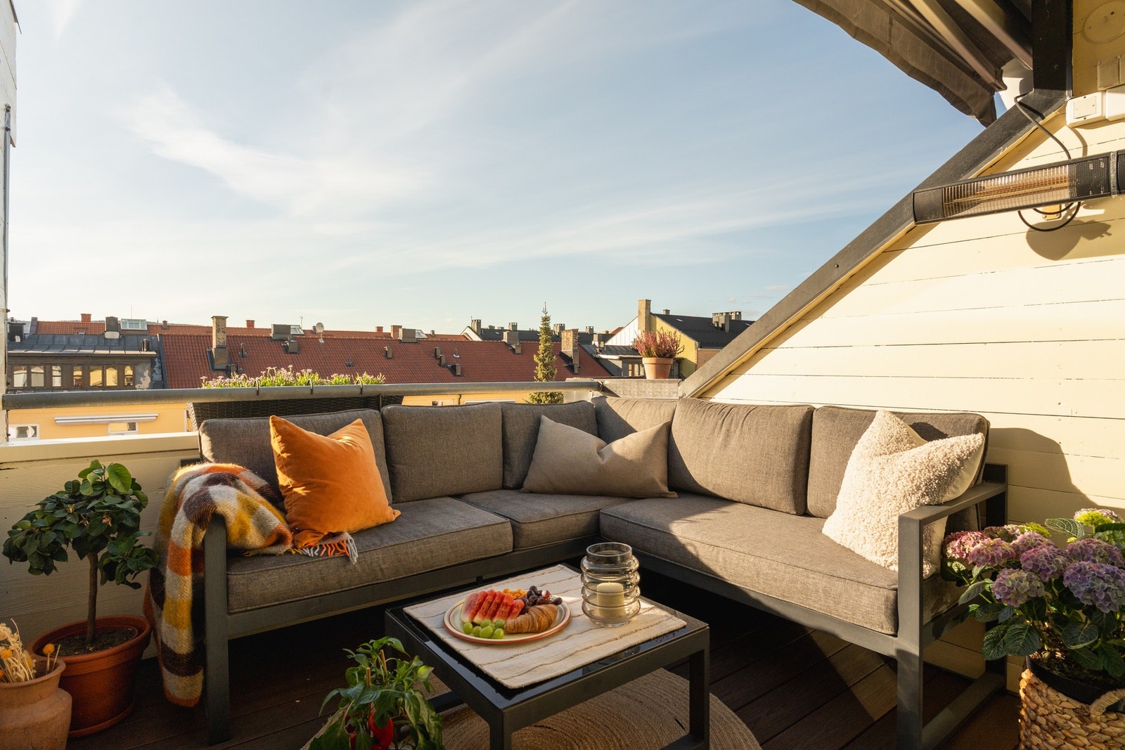 Den private terrassen er en skjermet oase med god plass til en romslig sittegruppe. Galleribilde