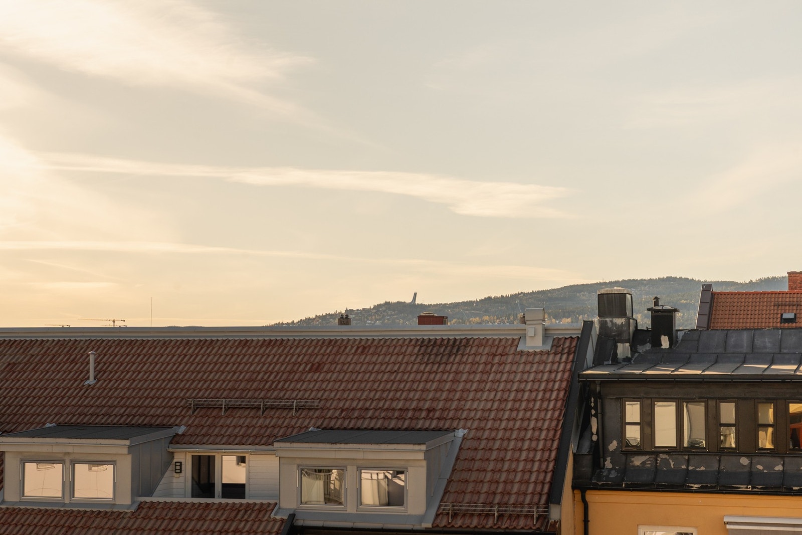 Kveldstid kan du nyte solnedganger over Holmenkollen i vest. Galleribilde