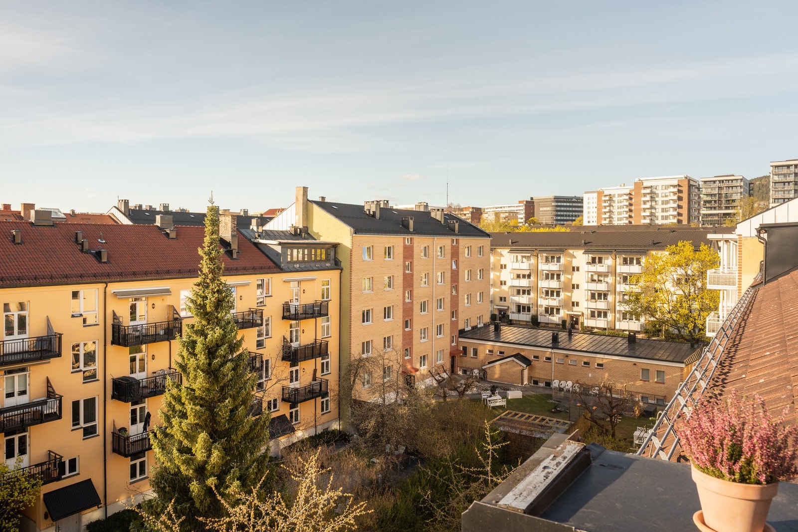 Fra terrassen ser du ned på den rolige og grønne bakgården. Galleribilde