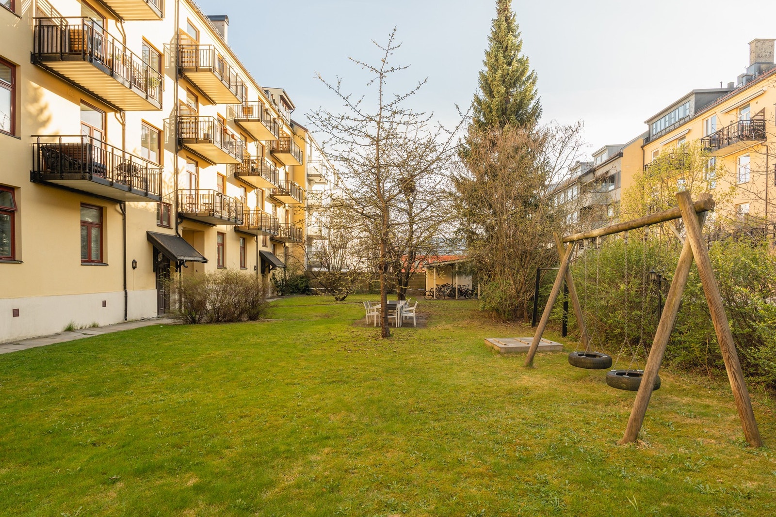 I bakgården er det overbygget felles sykkelparkering. For de yngste er det husker og sandkasse i felleshagen. Galleribilde