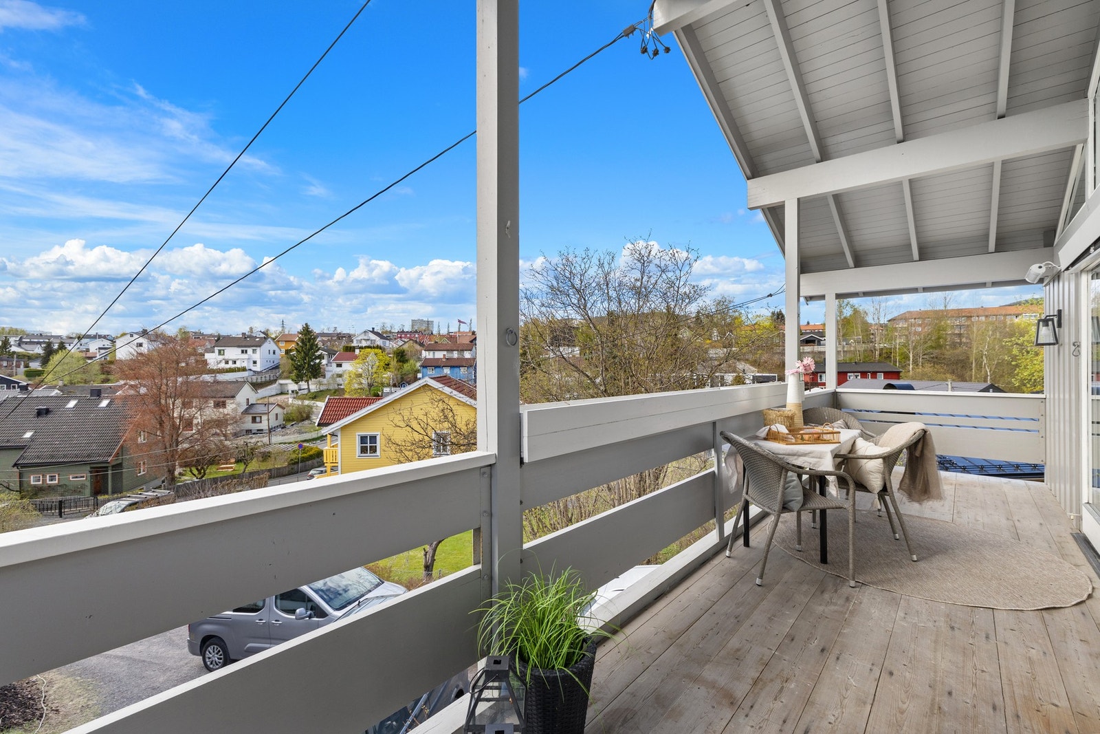 Skyvedøren kan åpnes helt opp og gir med det en naturlig forlengelse av stuen. Galleribilde