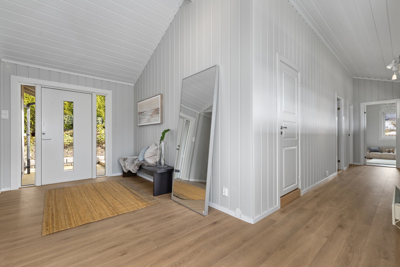 Entréen har god plass til knaggrekker, skostativ og annet oppbevaringsmøblement. Galleribilde