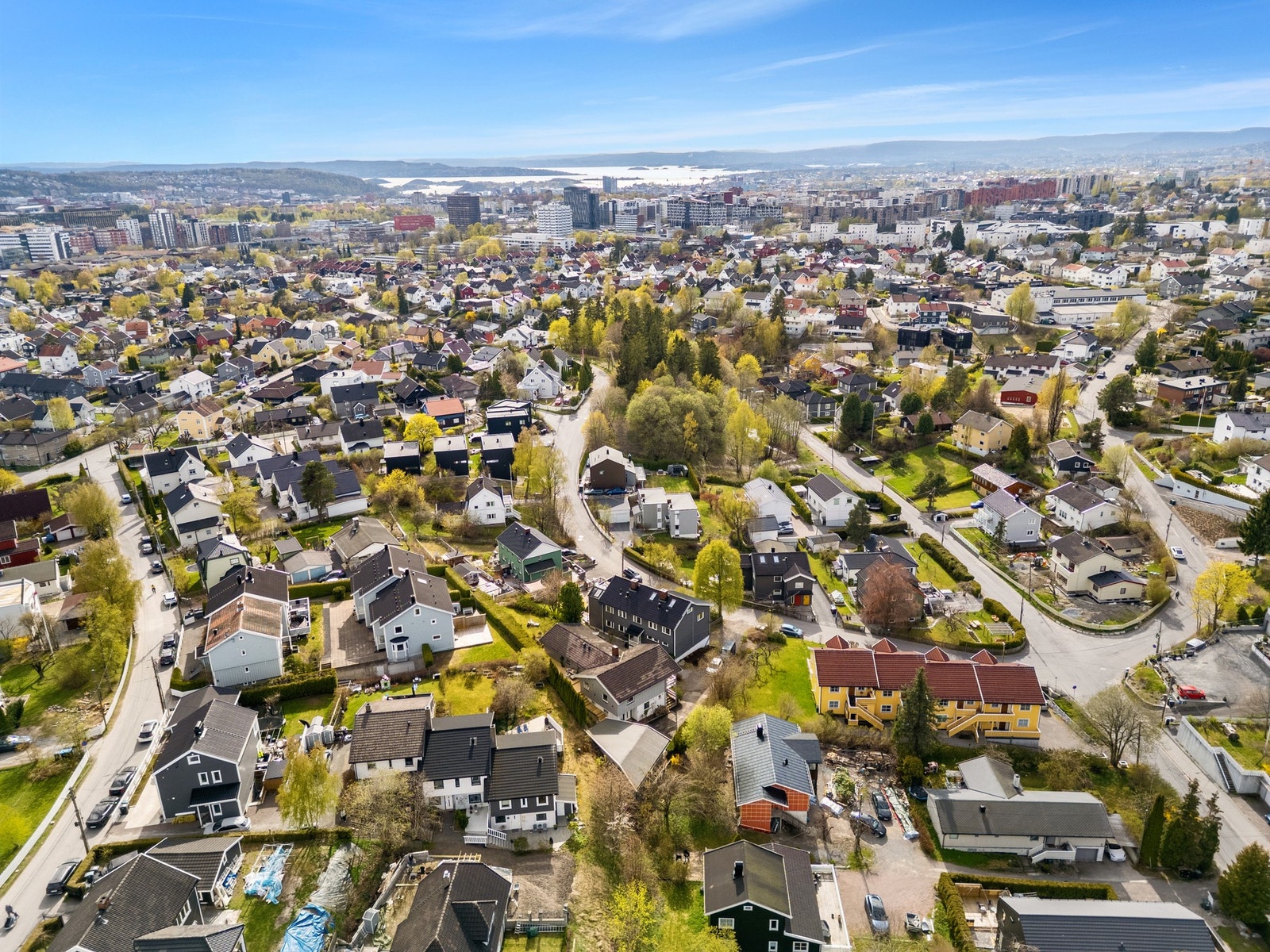 I Oreliveien 25 bor du i et veletablert og attraktivt boområde. Galleribilde