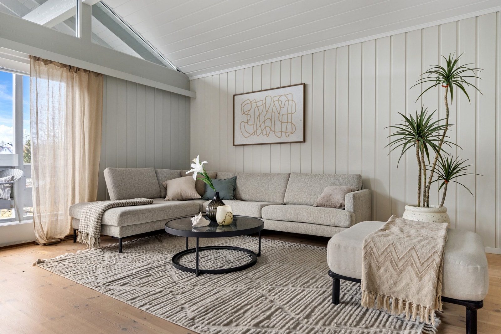 Stuen har fin plass for sofa, salongbord og mediemøblement. Galleribilde