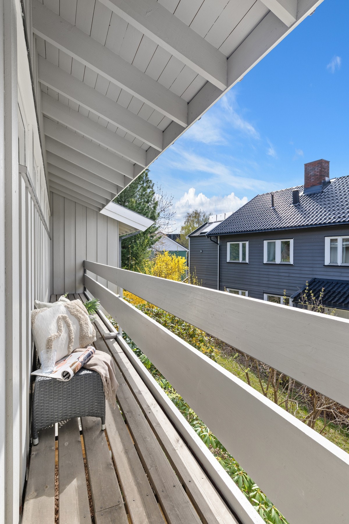 Fra entréen er det utgang til en vestvendt veranda. Et perfekt fristed hvor du kan ta med boken din ut og nyte omgivelsene. Galleribilde