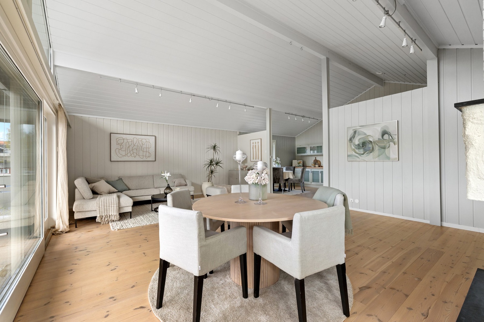 I stuen er det også god plass til spisebord. Galleribilde