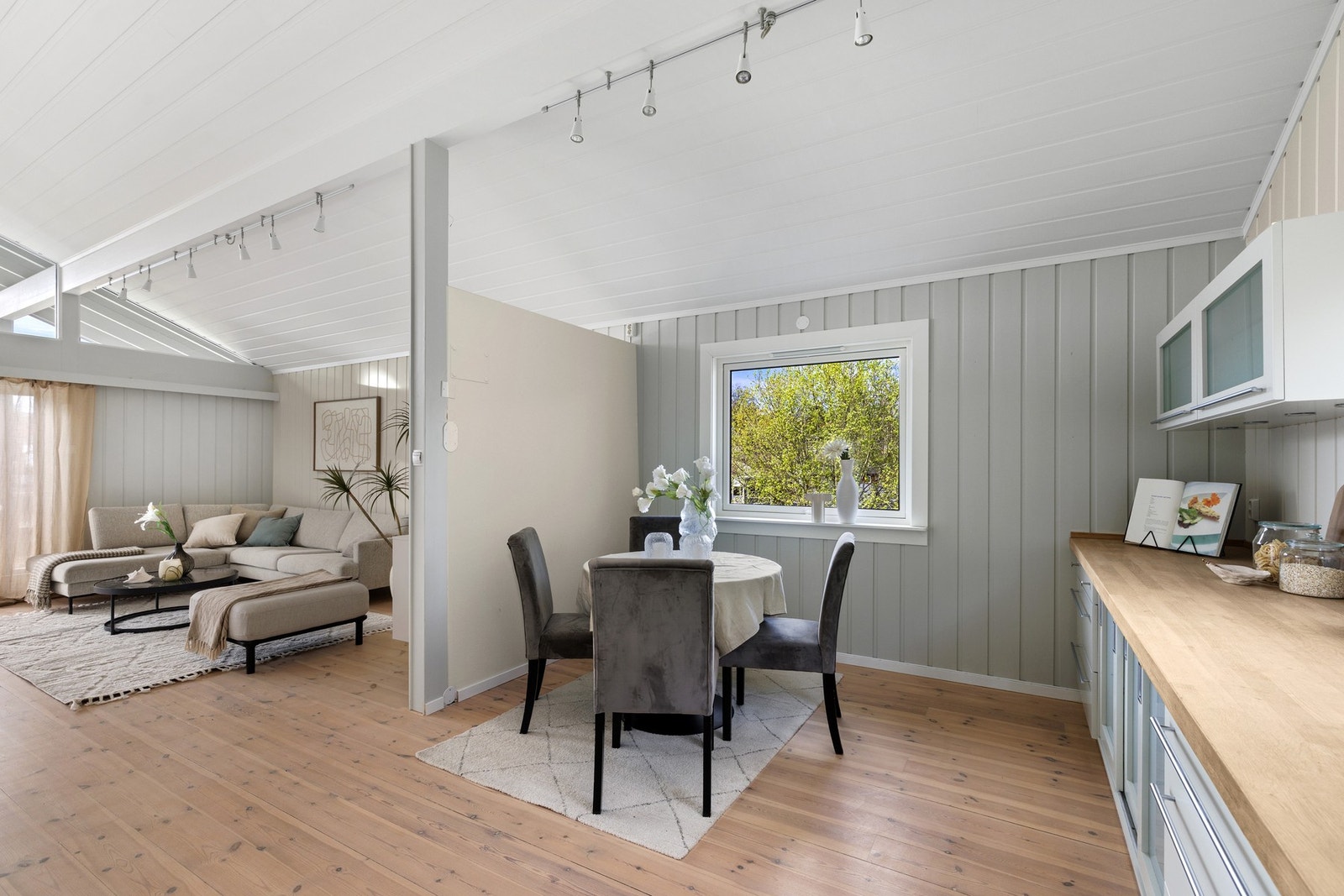 Det er fin plass for bord ved kjøkkenet hvor de daglige måltidene kan inntas. Galleribilde