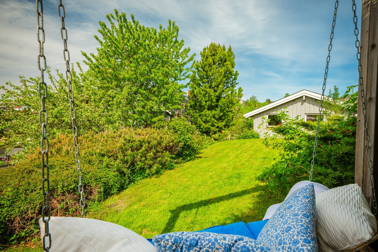 Nydelig hage med god plass til sittegrupper, beplantning og trampoline. Galleribilde