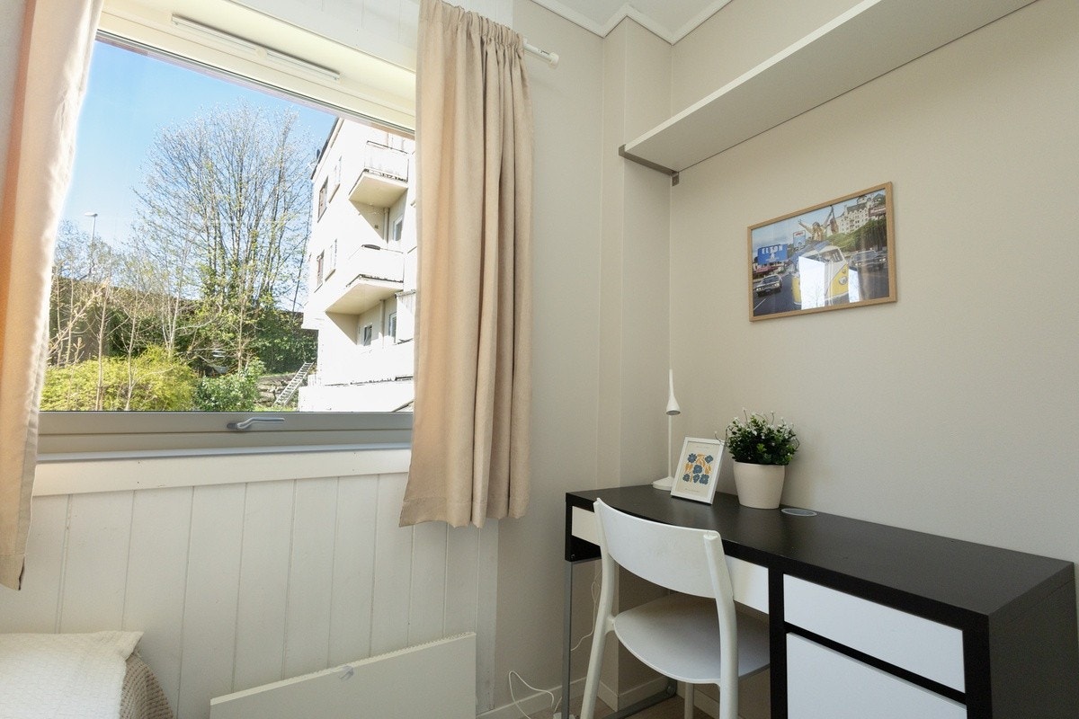 Soverom 4 med skrivebord, stol og hylle Galleribilde