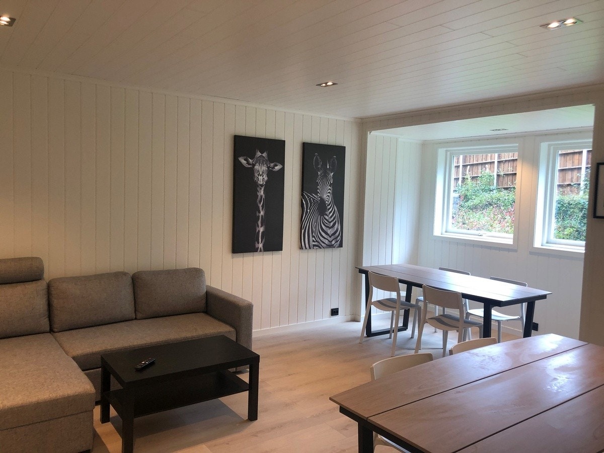 Felleslokalet i nabobygg med inngang fra hagen. Det er også eget toalett til disse lokalene. Galleribilde