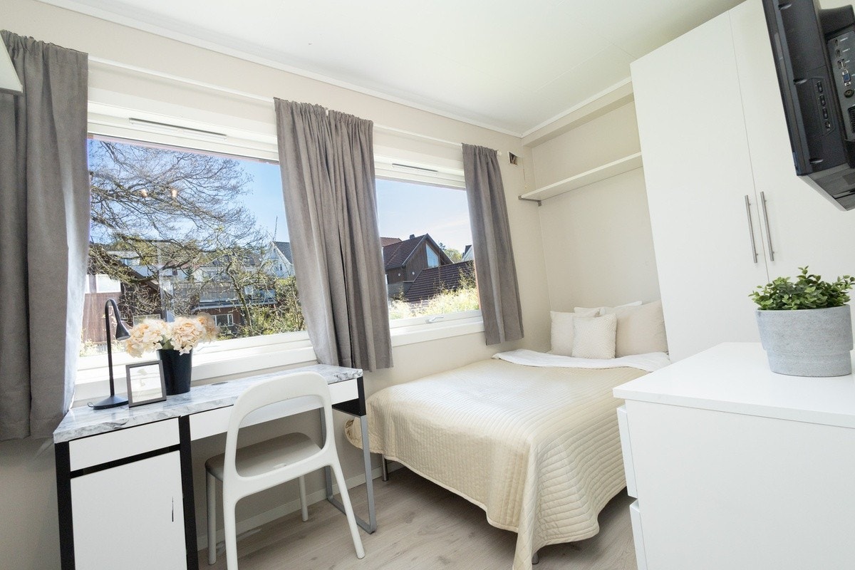 Soverom 3 med skrivebord, stol og hyller på vegg. Galleribilde