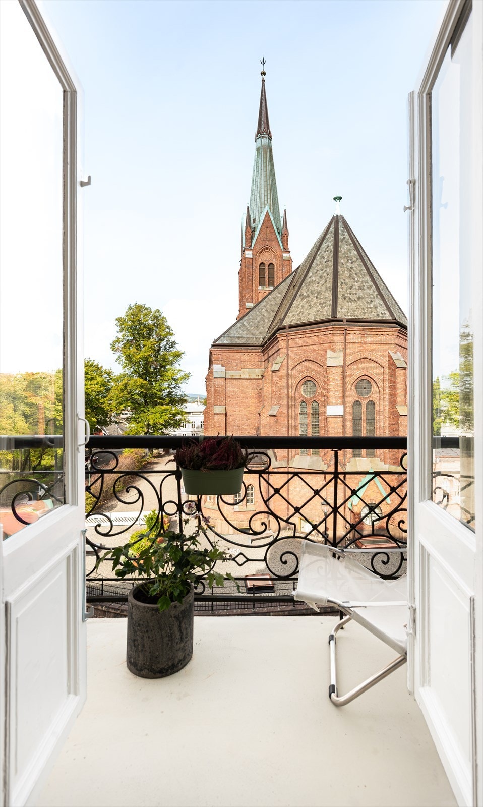 Fra spisestuen er det utgang til en vestvendt balkong på 3 m² som byr på gode solforhold og hyggelig utsyn mot Uranienborgsparken og Uranienborg kirke Galleribilde