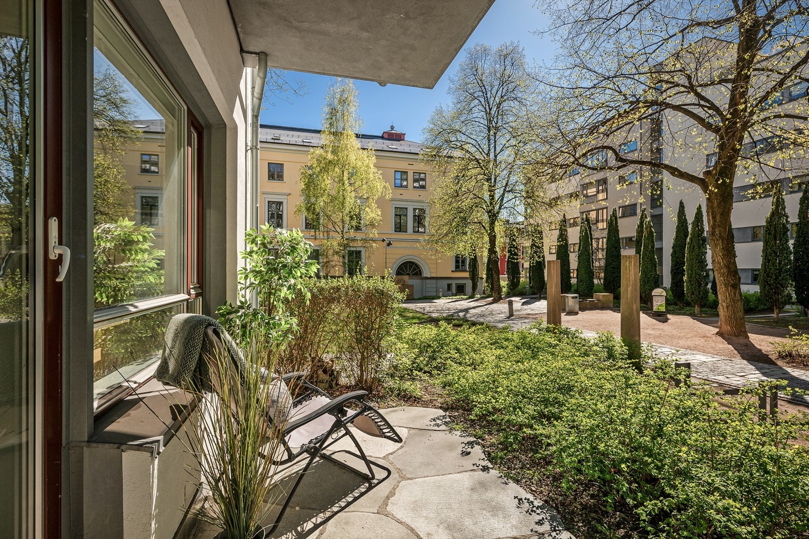 Fra balkongen har du hyggelig utsyn mot flotte grøntarealer. Kun gangsti. Galleribilde