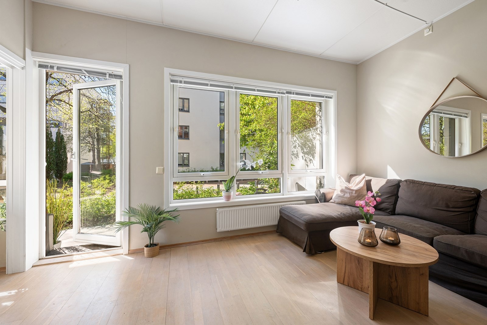 Rommet har en lys og luftig atmosfære med generøs takhøyde på hele ca. 2,86 meter og store vindusflater som slipper inn rikelig med naturlig lys. Galleribilde