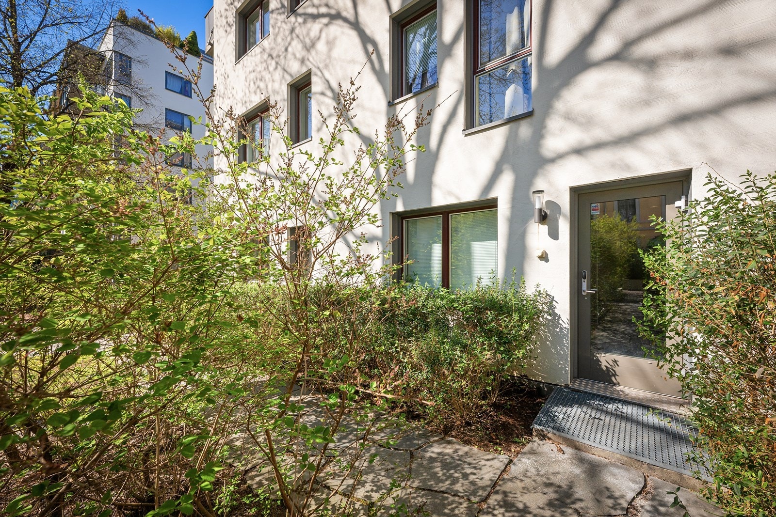 Inngang til leilighetsbygget fra siden også om ønskelig å ha enda kortere vei. Galleribilde