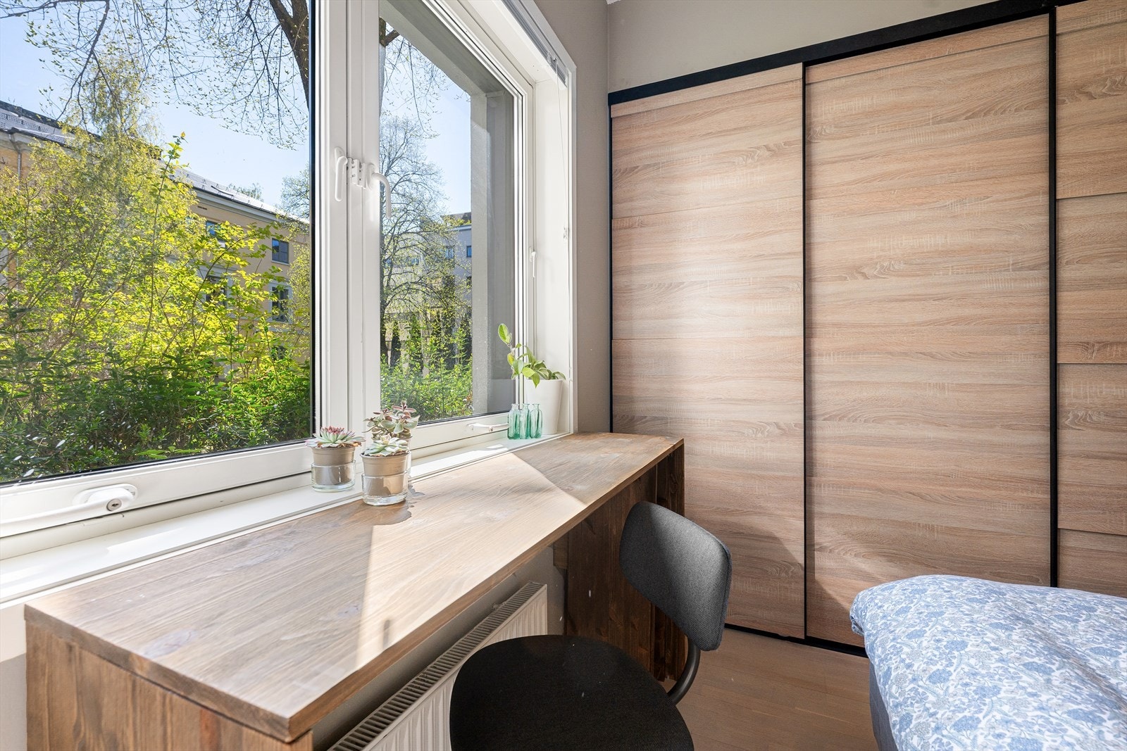 Fra soverommet er det utsyn mot frodige grøntarealer. Galleribilde
