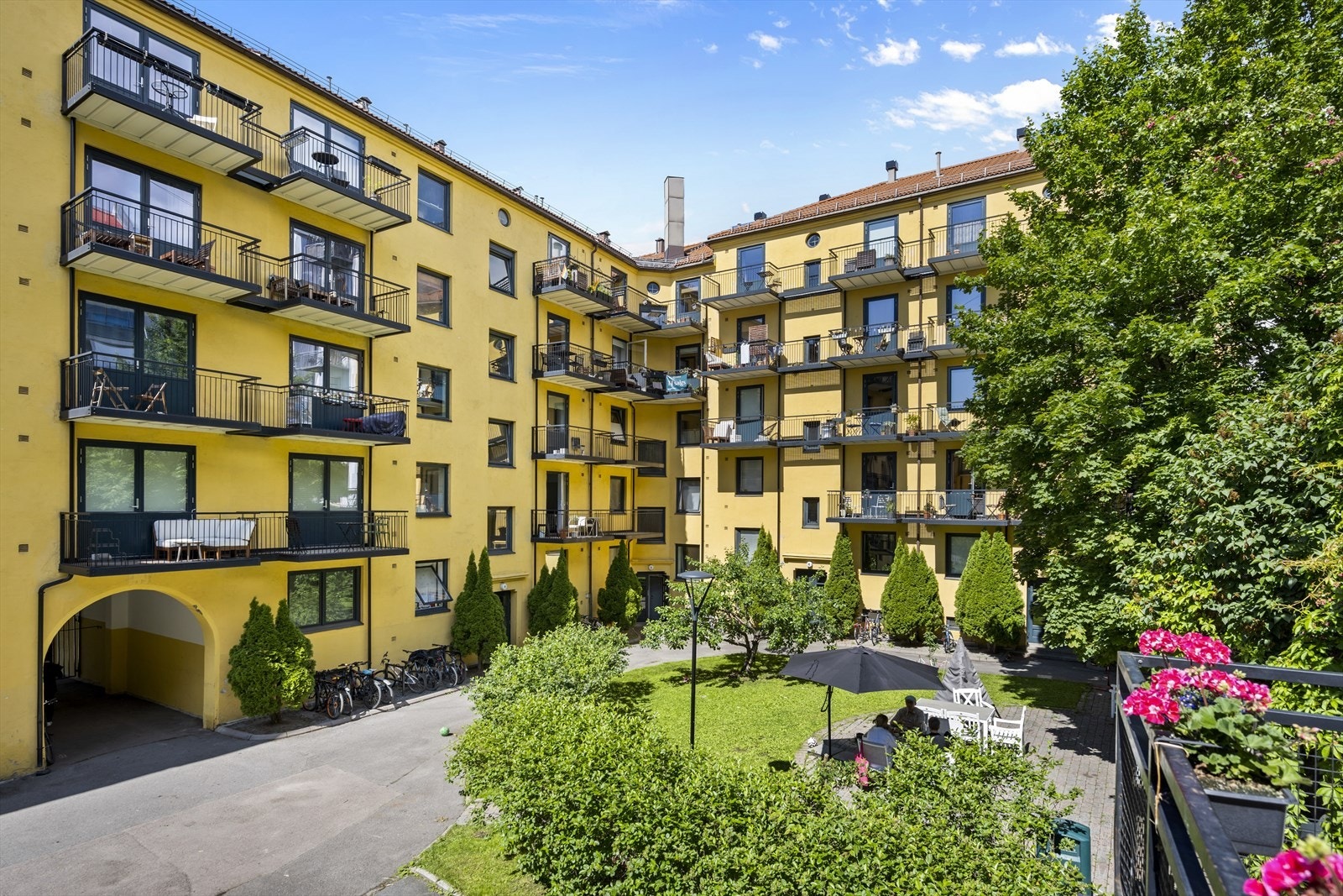 Leiligheten har en ettertraktet beliggenhet i populære Sommerfrydløkken! Et veldrevet aksjelag med idyllisk bakgård Galleribilde