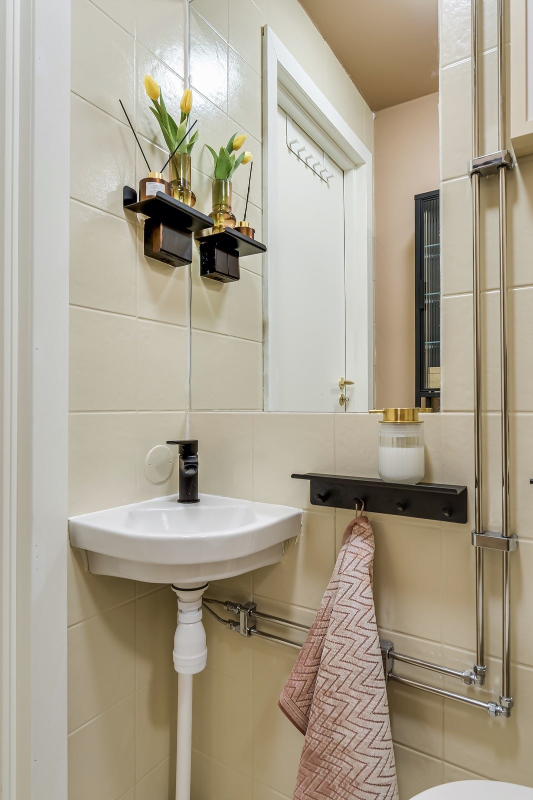 Badet er innredet med servant, toalett og dusjsone Galleribilde