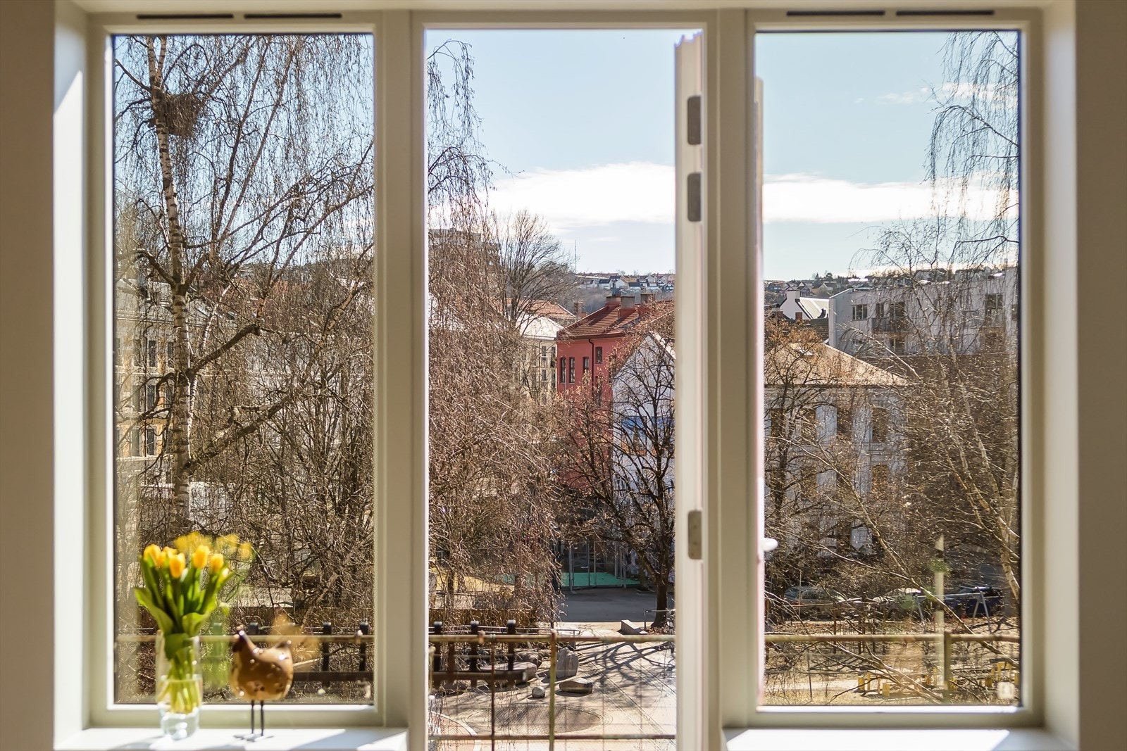Leiligheten ligger høyt og fritt uten innsyn Galleribilde