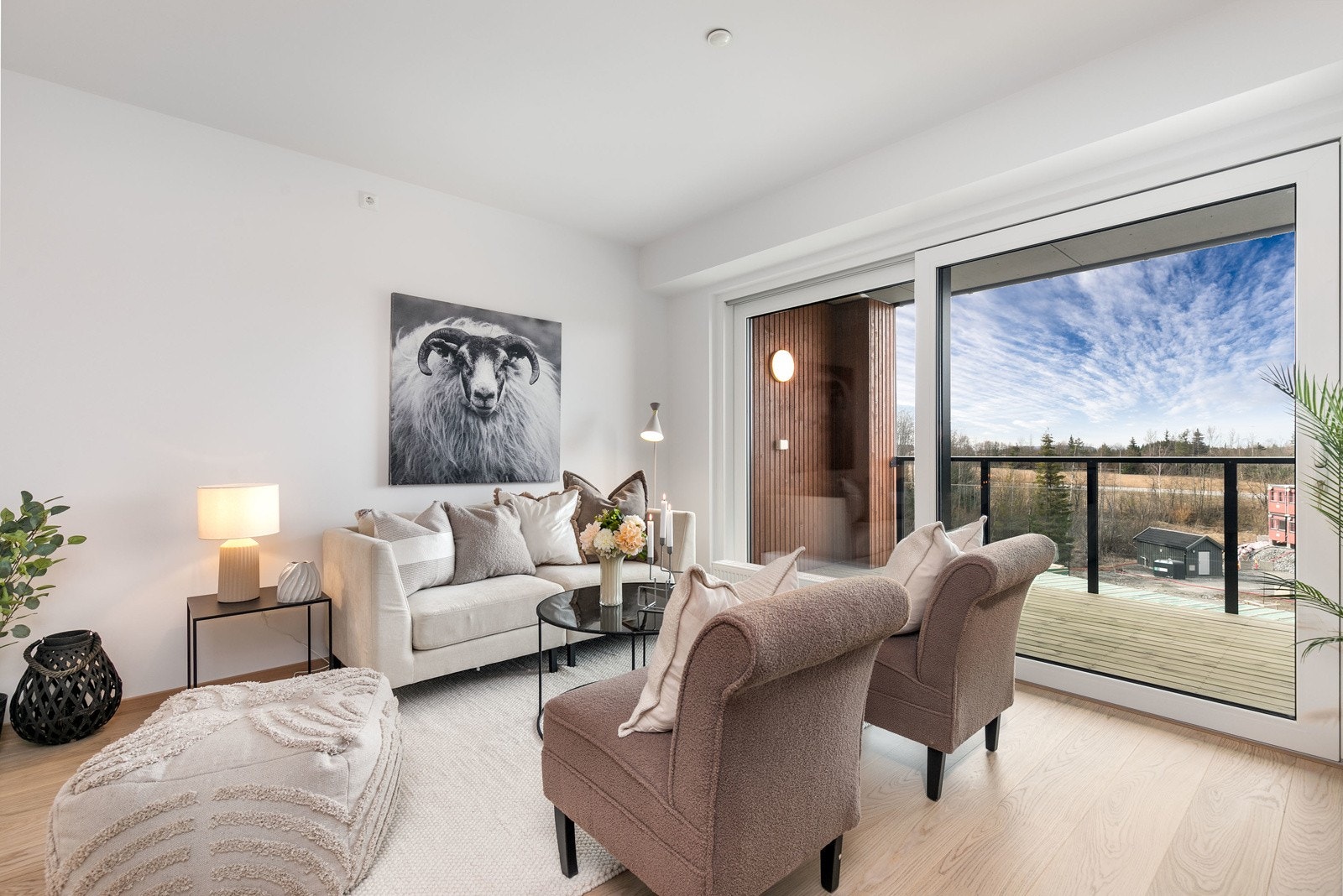 Leiligheten har oppvarming med vannbåren varme via radiatorer, samt balansert ventilasjon med varmegjenvinning. En meget energieffektiv bolig! Galleribilde