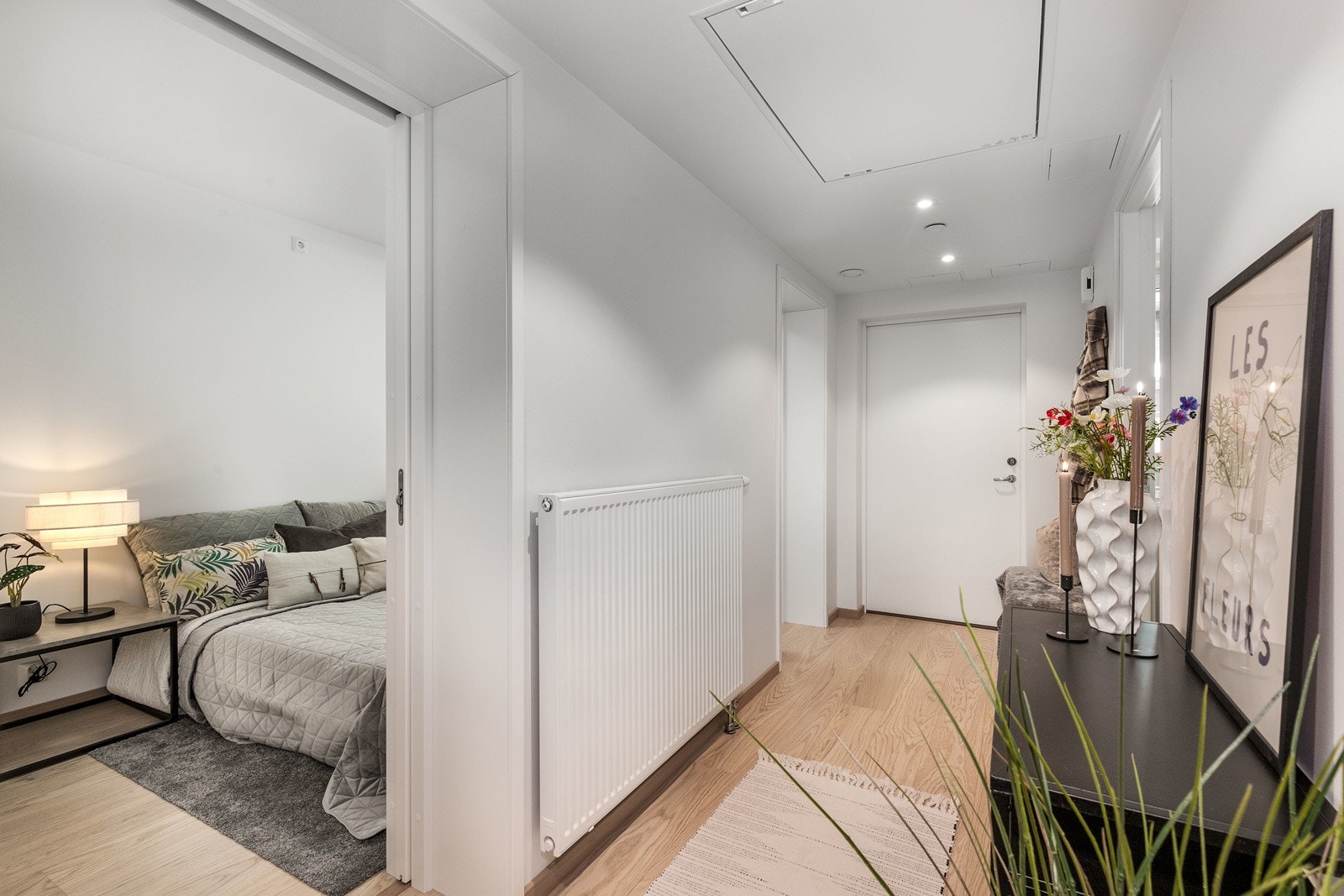 Flott entré som gir et godt førsteinntrykk. God avsatt plass til skapinnredning. Galleribilde