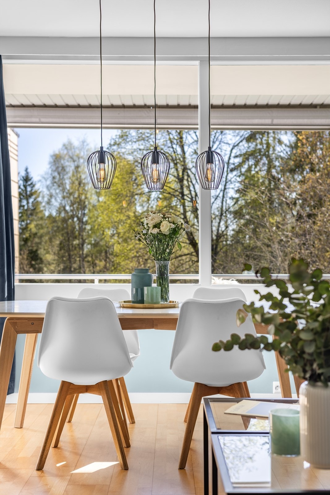 Store vindusflater slipper inn rikelig med lys og gir direkte utgang til balkongen. Galleribilde