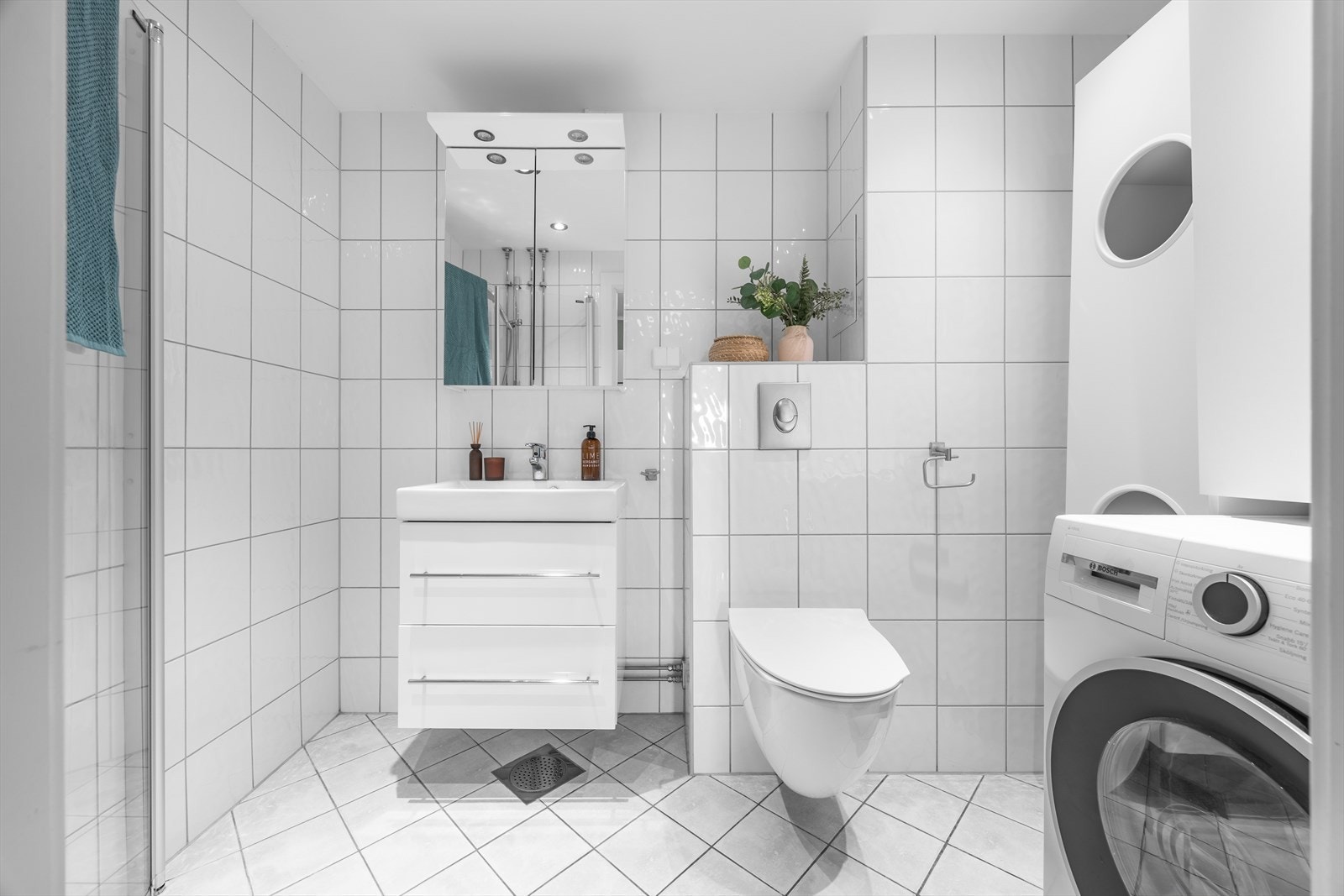 Delikat flislagt baderom med varmekabler i gulv og lysdimmer i tak. Badet ble pusset opp av borettslaget i 2012, soilrør og sluk ble skiftet i den forbindelse. Galleribilde