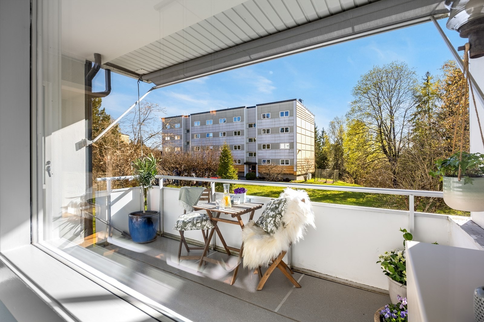 Leiligheten ligger fint til i en høy første etasje. Galleribilde