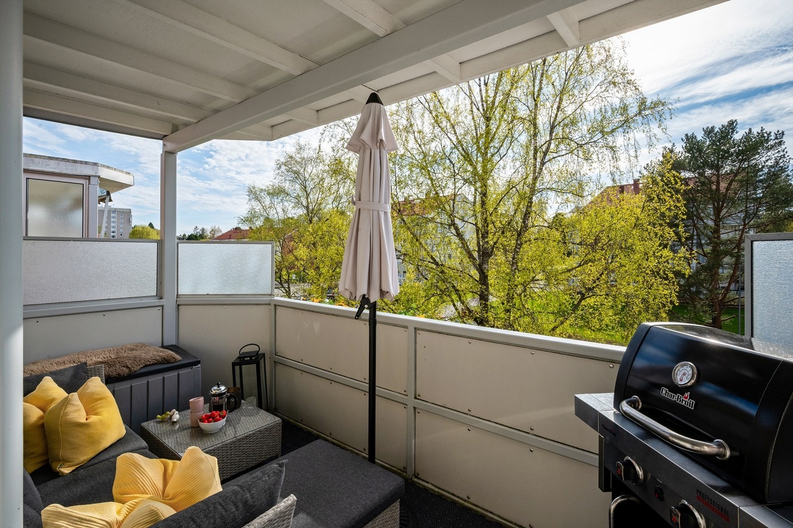 En flott 3-roms med gjennomgående god standard og idyllisk vestvendt balkong på 8 m². Galleribilde