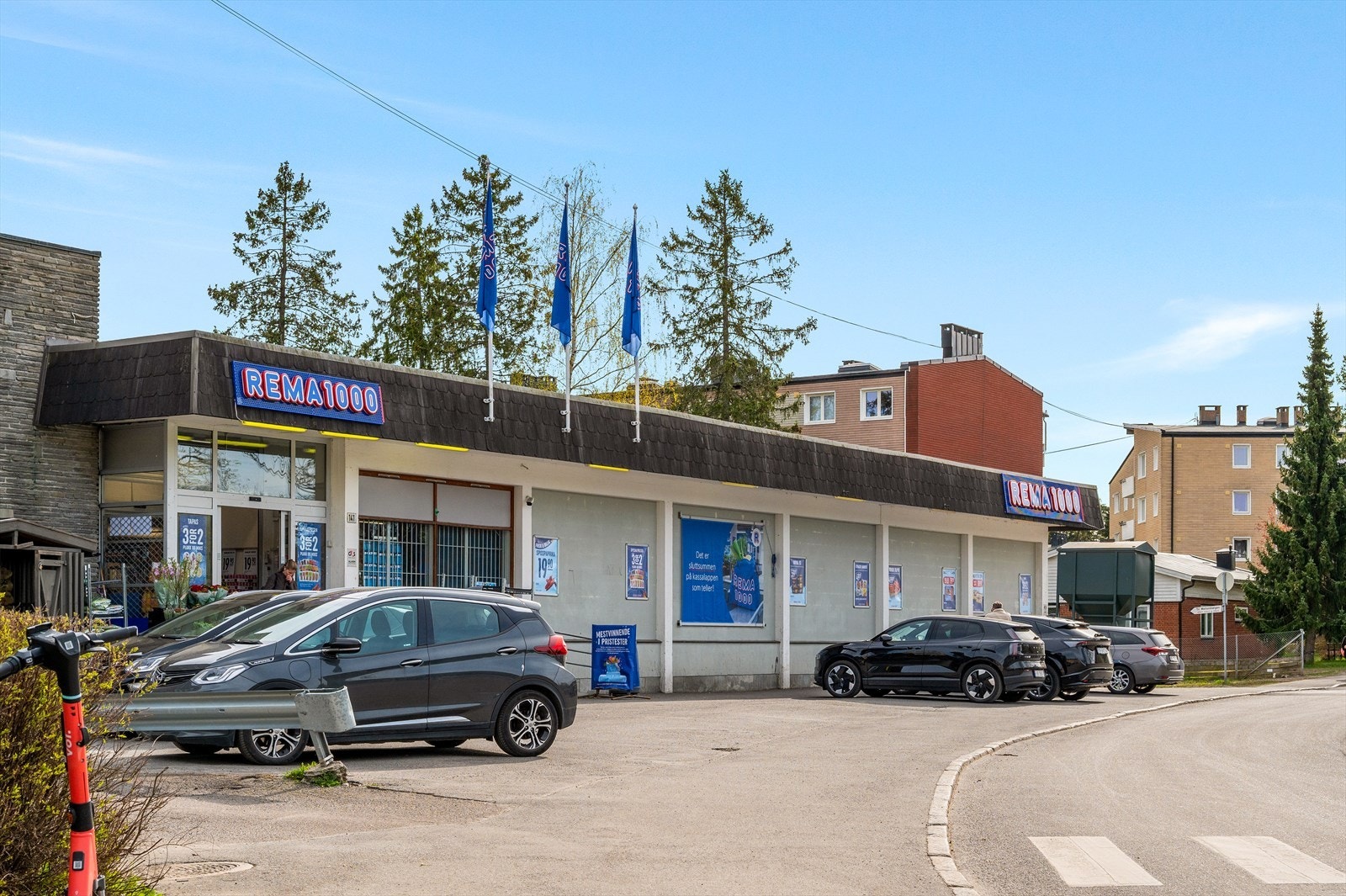 Dagligvarehandelen kan gjøres på REMA1000(3 min), KIWI(3 min) eller MENY på Lambertseter senter. Galleribilde